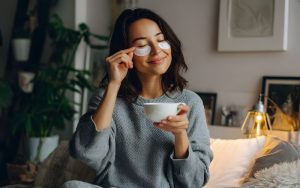 Người phụ nữ đang thưởng thức trà thanh nhiệt với vẻ mặt thư giãn